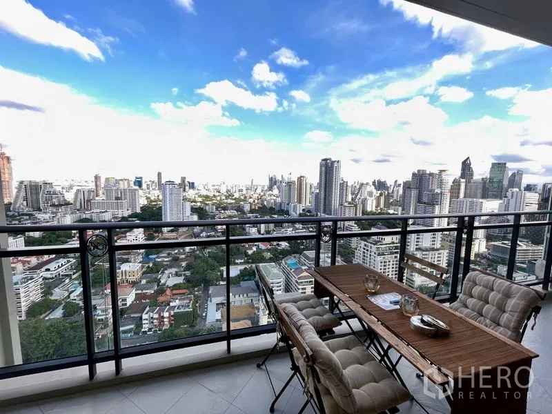 公寓 出售在Watthana, Bangkok - 阳台的全景视野，俯瞰曼谷中区高楼与绿地