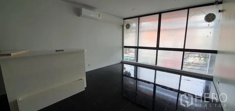 带办公室的家 出租在Khlong Toei, Bangkok - 楼上办公室，大片磨砂玻璃窗与深色地面。