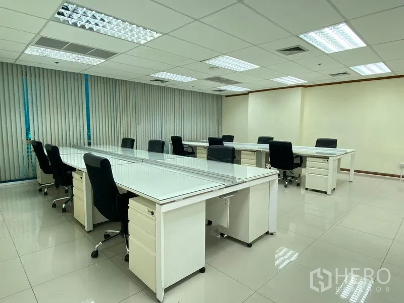 สำนักงาน ให้เช่าในHuai Khwang, Bangkok - สำนักงานโอเพ่นสเปซขนาดใหญ่พร้อมโต๊ะสีขาวหลายชุดและลิ้นชัก