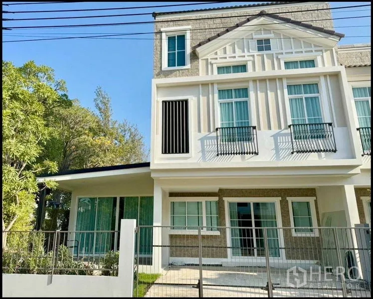 联排别墅 出租或出售在Prawet, Bangkok - 当代风格三层联排别墅外观，高窗与小前院。
