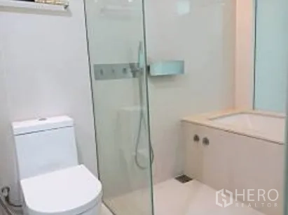คอนโด ให้เช่าในWatthana, Bangkok - ห้องน้ำสมัยใหม่ มีฝักบัวกระจกและอ่างอาบน้ำแยก