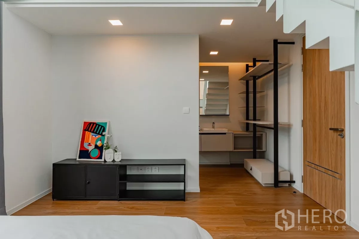 Detached House for rent in Saphan Sung, Bangkok - Duplex-style room with open shelving and ensuite vanity area.