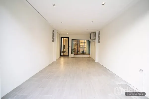 联排别墅 出租在Huai Khwang, Bangkok - 带顶棚的瓷砖车位/多功能空间，嵌入式筒灯照明。