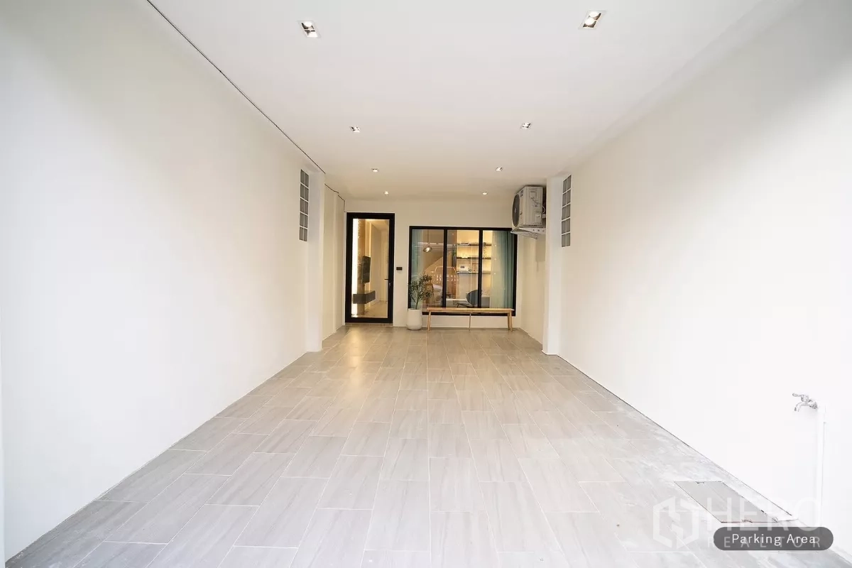 联排别墅 出租在Huai Khwang, Bangkok - 带顶棚的瓷砖车位/多功能空间，嵌入式筒灯照明。