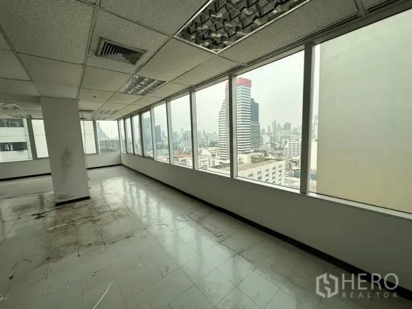 办公空间 出租在Chatuchak, Bangkok - 转角墙面整排大窗，采光充足与曼谷城市景观