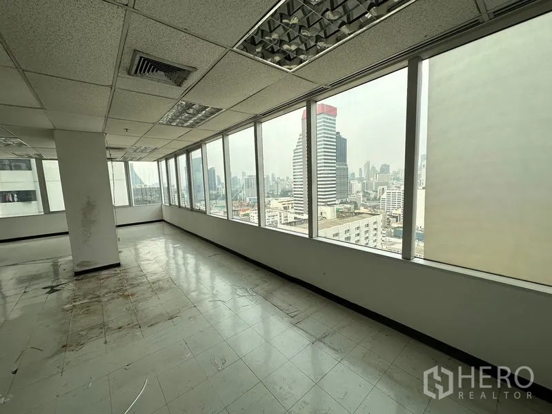 办公空间 出租在Chatuchak, Bangkok - 转角墙面整排大窗，采光充足与曼谷城市景观