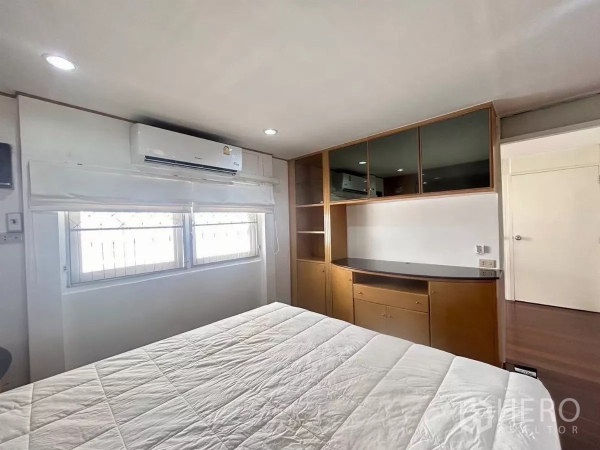 บ้าน ให้เช่าในSuan Luang, Bangkok - ห้องนอนพร้อมตู้บิลท์อินและหน้าต่างหลายบาน