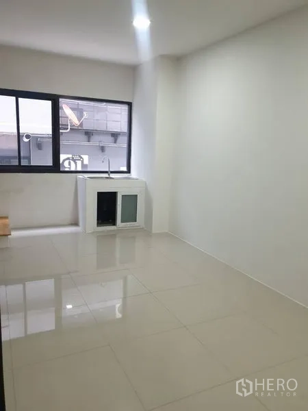 Home Office for rent in Bang Rak, Bangkok - Bright workroom with a window and compact pantry sink beside the stair landing.