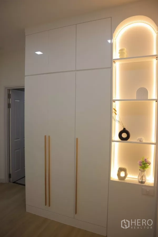 独立式住宅 出租在Bang Phli, Samut Prakan - 主卧内置衣柜，带发光展示格。