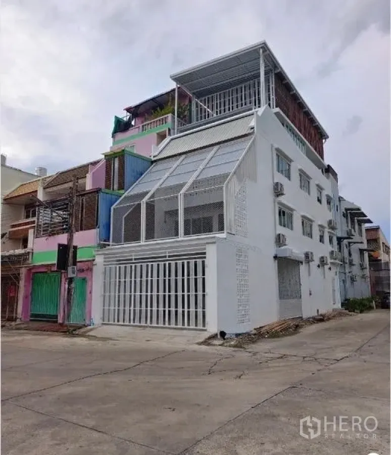 联排别墅 出售在Bang Phlat, Bangkok - 街景视角的转角联排别墅，带屋顶露台与多台空调机。