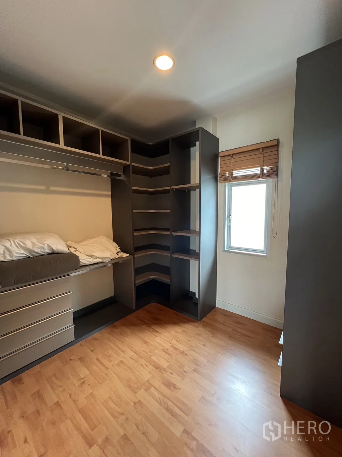 Detached House for rent in Saphan Sung, Bangkok - Modern bathroom with mosaic accent tiles, shower and vanity unit.