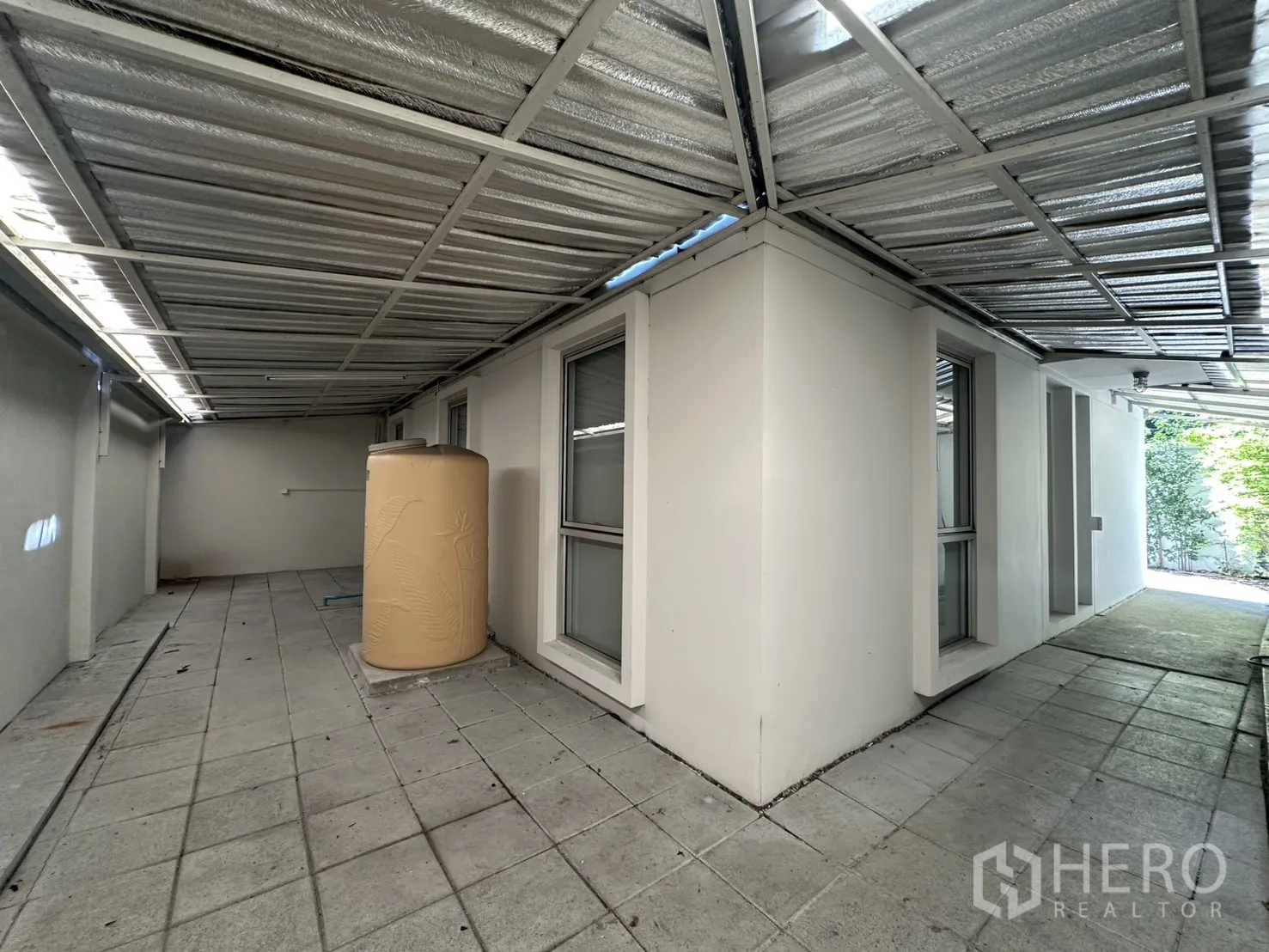 โฮมออฟฟิศ for rent in Phra Khanong, Bangkok - ชานหลังคาเมทัลชีทด้านหลังพร้อมหน้าต่างและถังเก็บน้ำ.