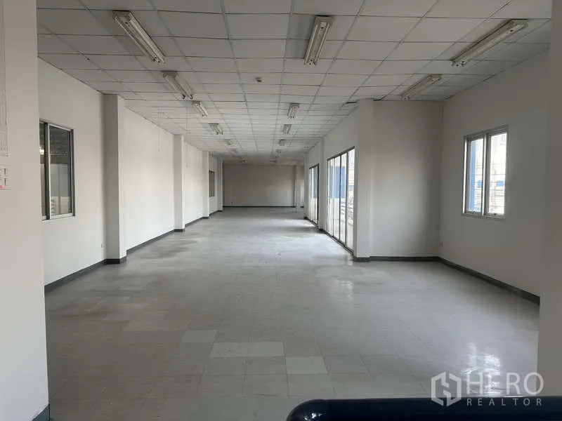 工厂 出租在Khlong Luang, Pathum Thani - 二层办公室，开放式空间，吊顶与日光灯，采光良好。