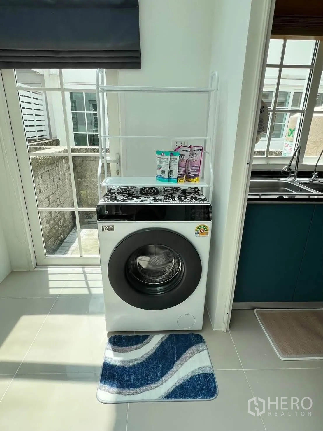 半独立式住宅 for rent in Prawet, Bangkok - 洗衣角，滚筒洗衣机靠近玻璃门