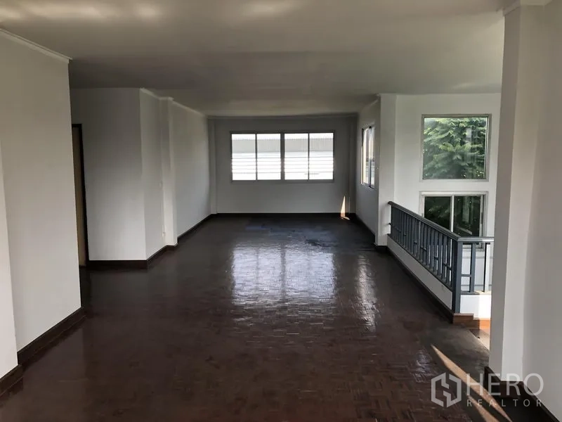 Factory for rent in Lam Luk Ka, Pathum Thani - Bright upper‑floor office space with large windows and polished flooring.