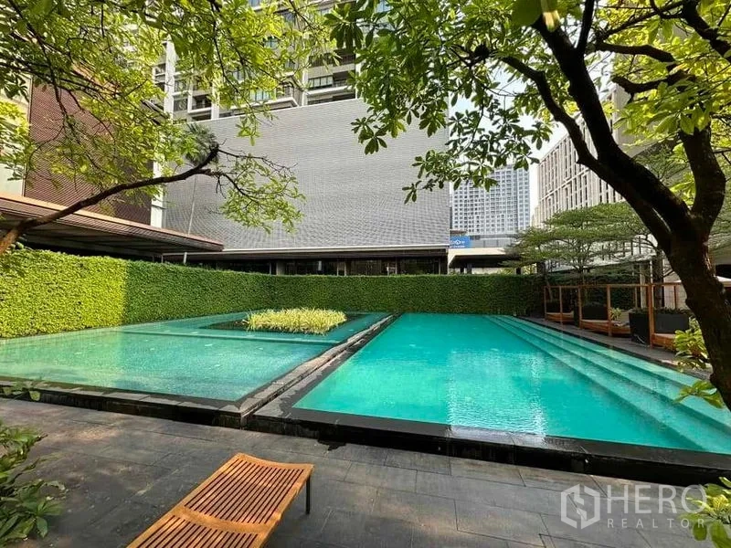 公寓 出租在Bangkok - 室外泳池，绿篱与树荫环绕的公寓公共区