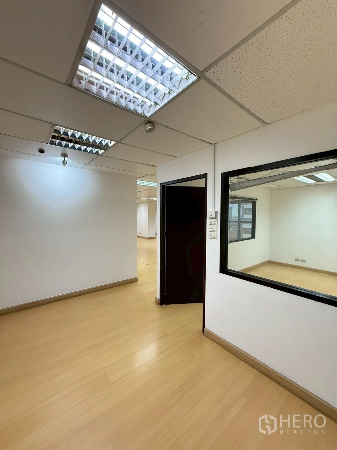 Office Space for rent in Watthana, Bangkok - Private meeting room with an internal viewing window connected to the main office zone.