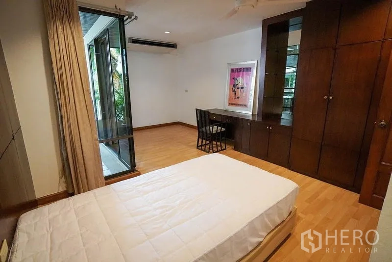 房间 出租在Watthana, Bangkok - 卧室设大衣柜、工作台并可出阳台。