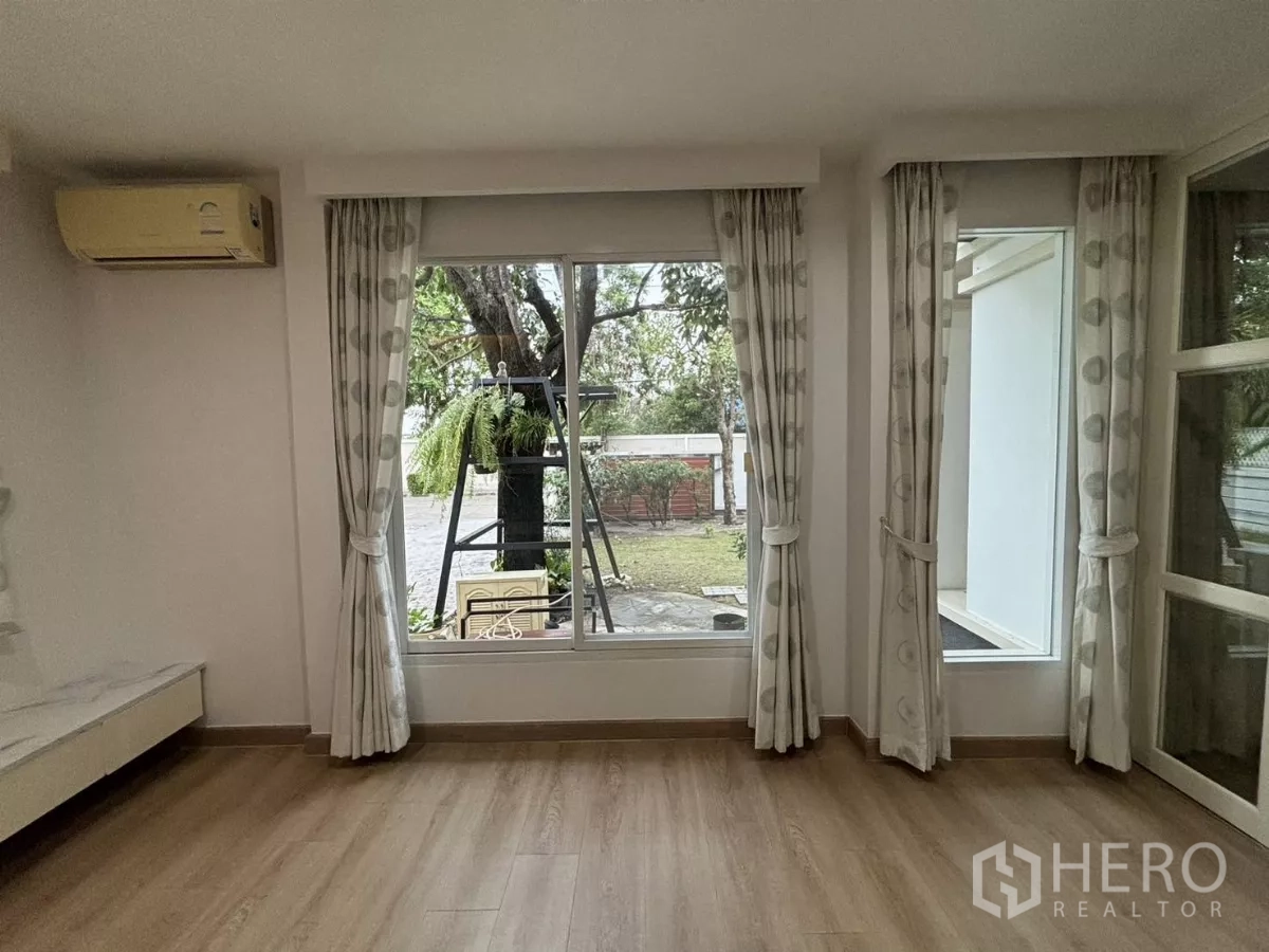 独立式住宅 出租在Bang Kapi, Bangkok - 卧室或书房，三面大窗可观花园景。
