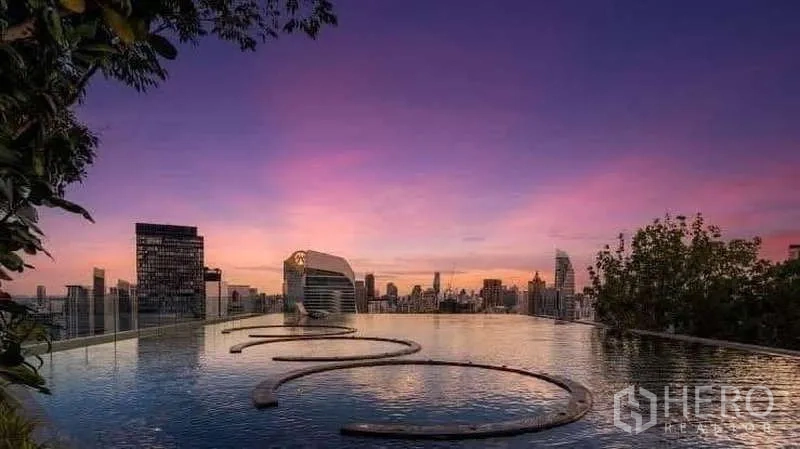 公寓 出租或出售在Pathum Wan, Bangkok - 屋顶无边际泳池夕阳景致，远眺曼谷城