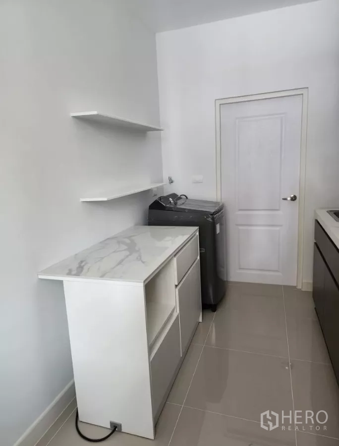 Detached House for rent in Bang Phli, Samut Prakan - Utility area with shelves, countertop and washing machine