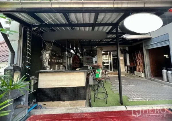 Retail Space for rent in Watthana, Bangkok - Street-facing bar counter under a metal canopy with stools and pendant lighting.