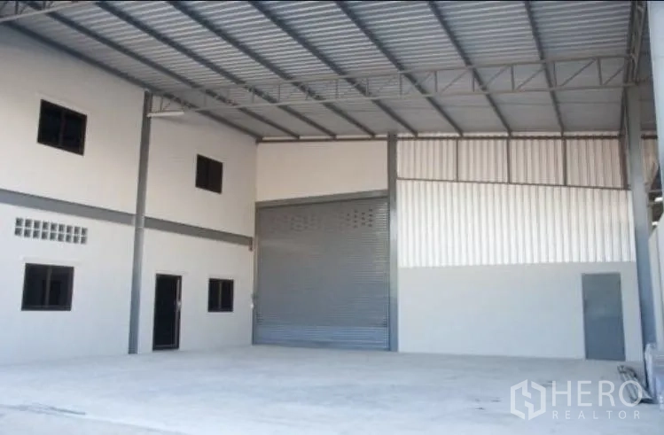 โกดัง for rent in Bang Phli, Samut Prakan - พื้นที่โหลดหน้าประตูม้วนกว้าง ใต้กันสาด เชื่อมอาคารสำนักงาน