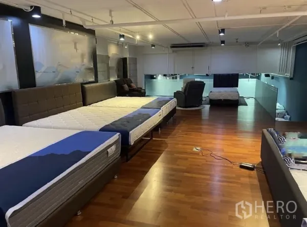 零售空间 出租 - 开放式零售空间，商品陈列、木地板、轨道灯，后方带玻璃夹层