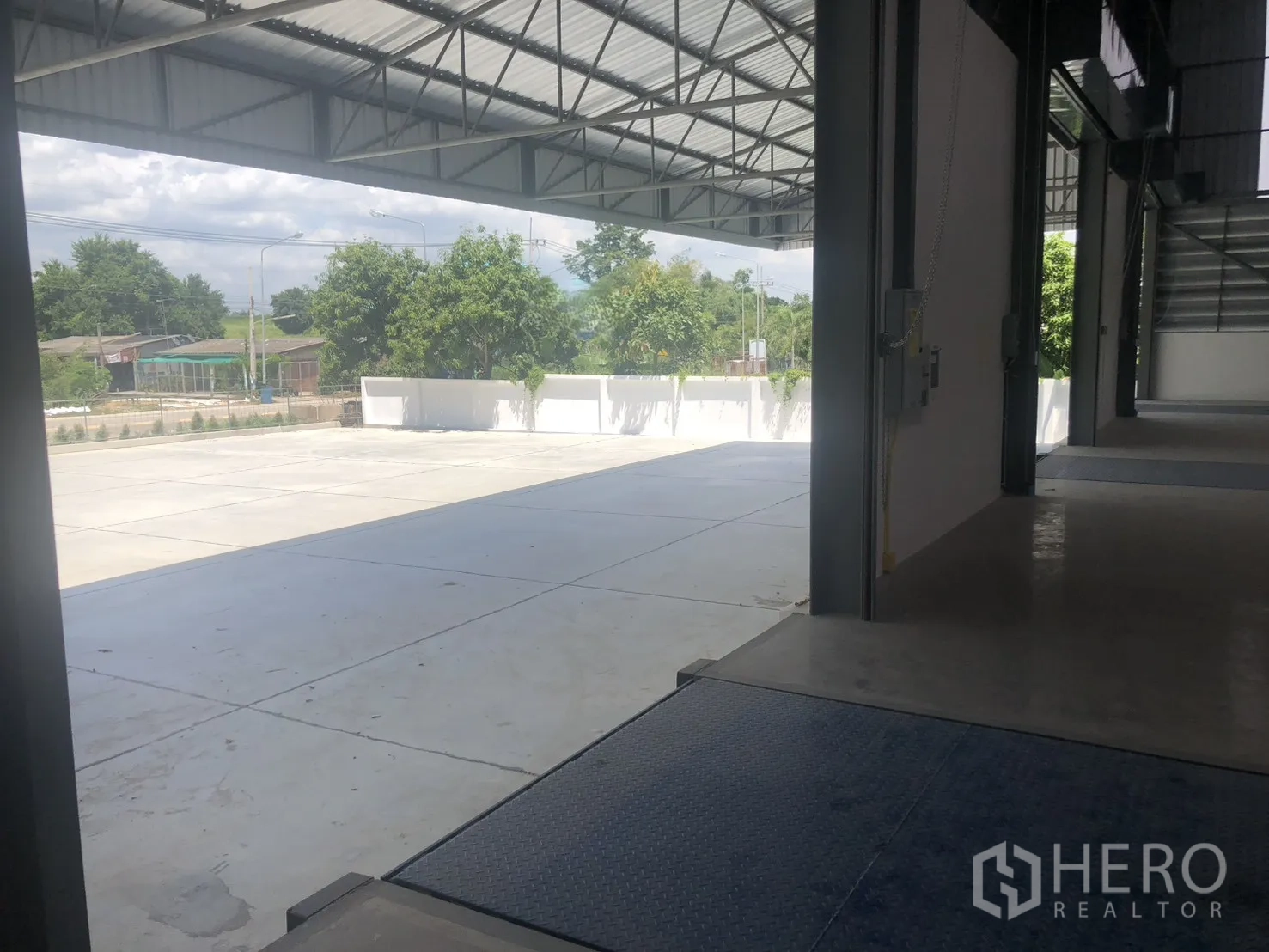 工厂 for rent in Si Racha, Chon Buri - 装卸月台带调节板，通向宽阔混凝土场地与室外绿化。
