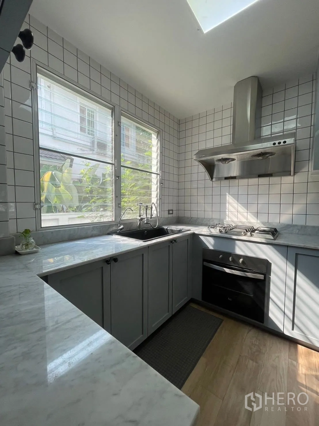 บ้านเดี่ยว for rent in Prawet, Bangkok - ครัวรูปตัวแอลเคาน์เตอร์หินอ่อน เตาแก๊ส เตาอบ และเครื่องดูดควันใต้สกายไลต์