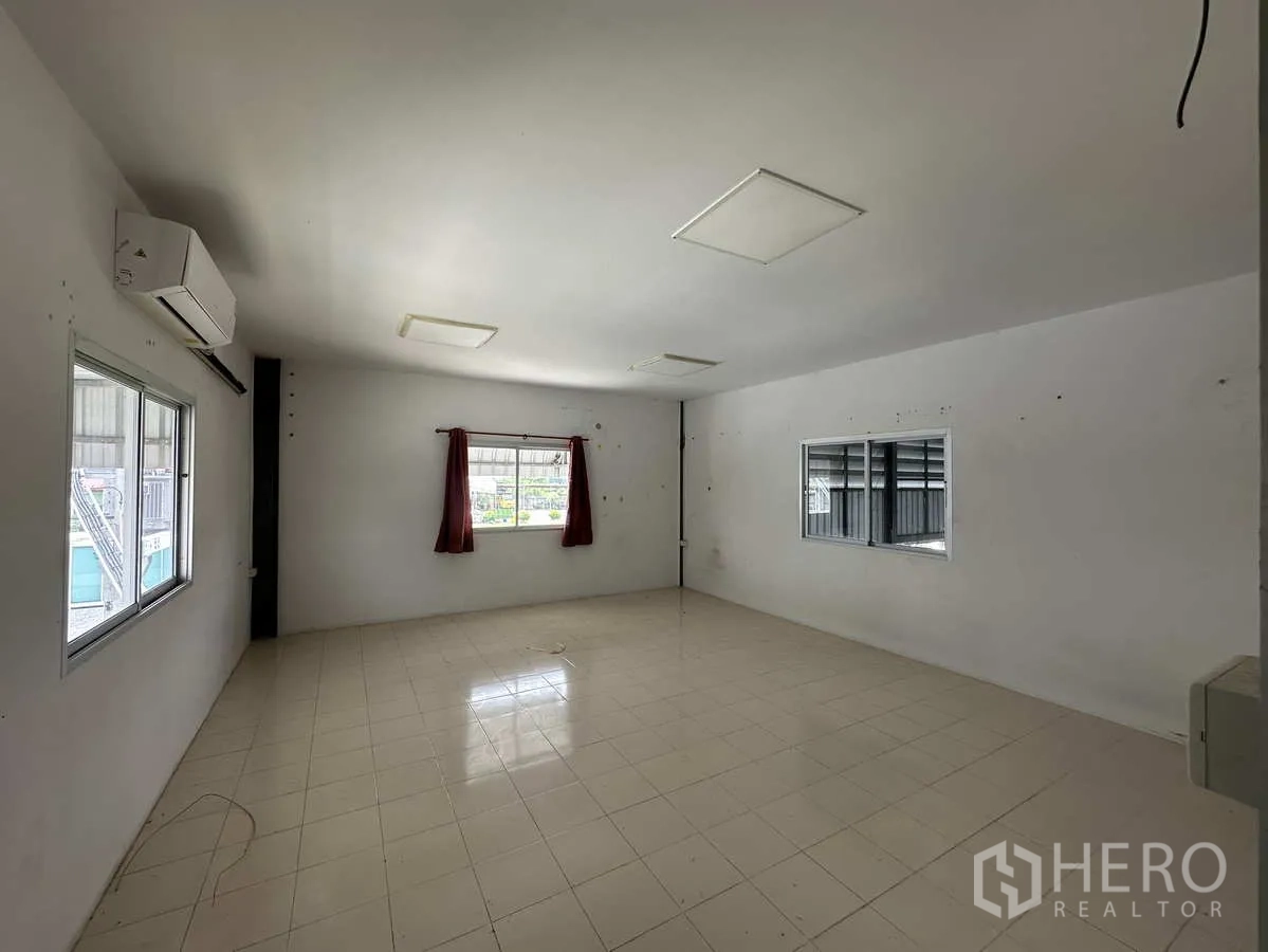 โรงงาน ให้เช่าในPathum Thani - ห้องทำงานอีกห้อง พร้อมหน้าต่าง เครื่องปรับอากาศ และแสงธรรมชาติ