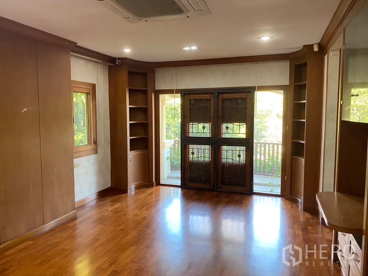 Detached House for rent in Watthana, Bangkok - Master bathroom with bathtub and separate glass shower.