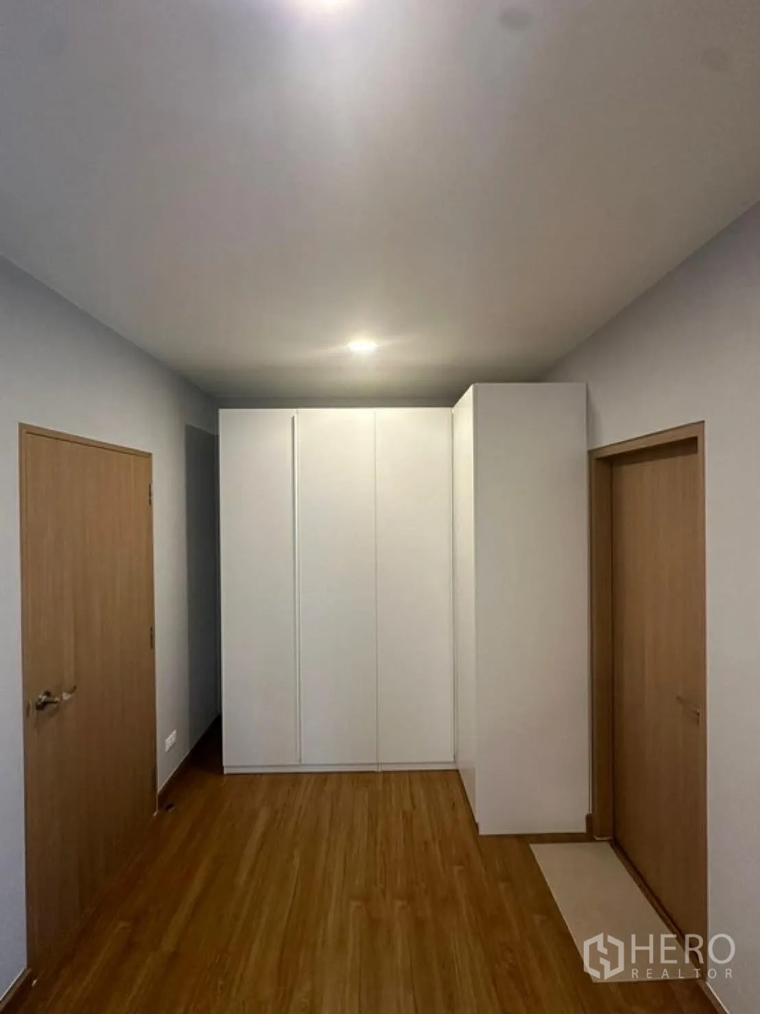 独栋房屋 for rent in Bang Phli, Samut Prakan - 走廊设有嵌入式衣柜与木门。