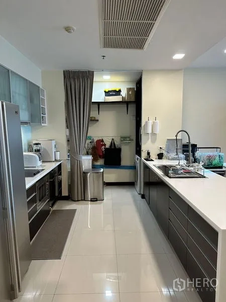 公寓 出租在Yan Nawa, Bangkok - 内置橱柜厨房，双门冰箱与洗衣角。