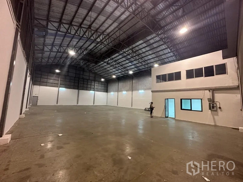 คลังสินค้า ให้เช่าในBang Phli, Samut Prakan - พื้นที่ภายในโกดังเพดานสูง พื้นคอนกรีต พร้อมออฟฟิศชั้นลอย