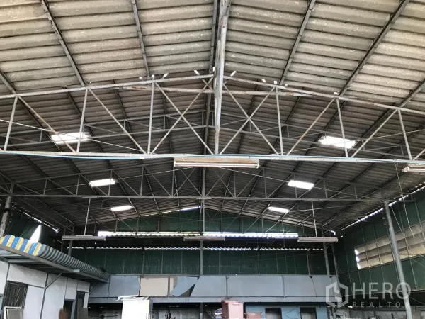 คลังสินค้า ให้เช่าในBang Phli, Samut Prakan - มุมมองโครงหลังคาเหล็กพร้อมสกายไลท์และช่องระบายอากาศภายในโกดังบางพลี
