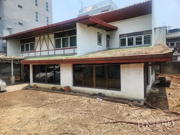 บ้าน ให้เช่าในWatthana, Bangkok - ด้านข้างบ้านสองชั้นพร้อมโรงจอดรถและลานดินกว้าง