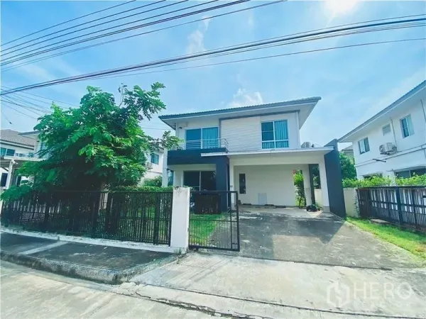 独立式住宅 出租 - 街景视角的两层独栋别墅，带大门与车道及小花园。