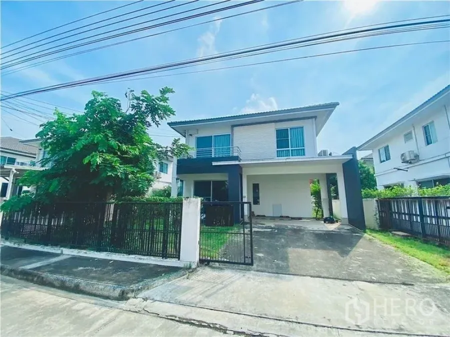 独立式住宅 出租 - 街景视角的两层独栋别墅，带大门与车道及小花园。