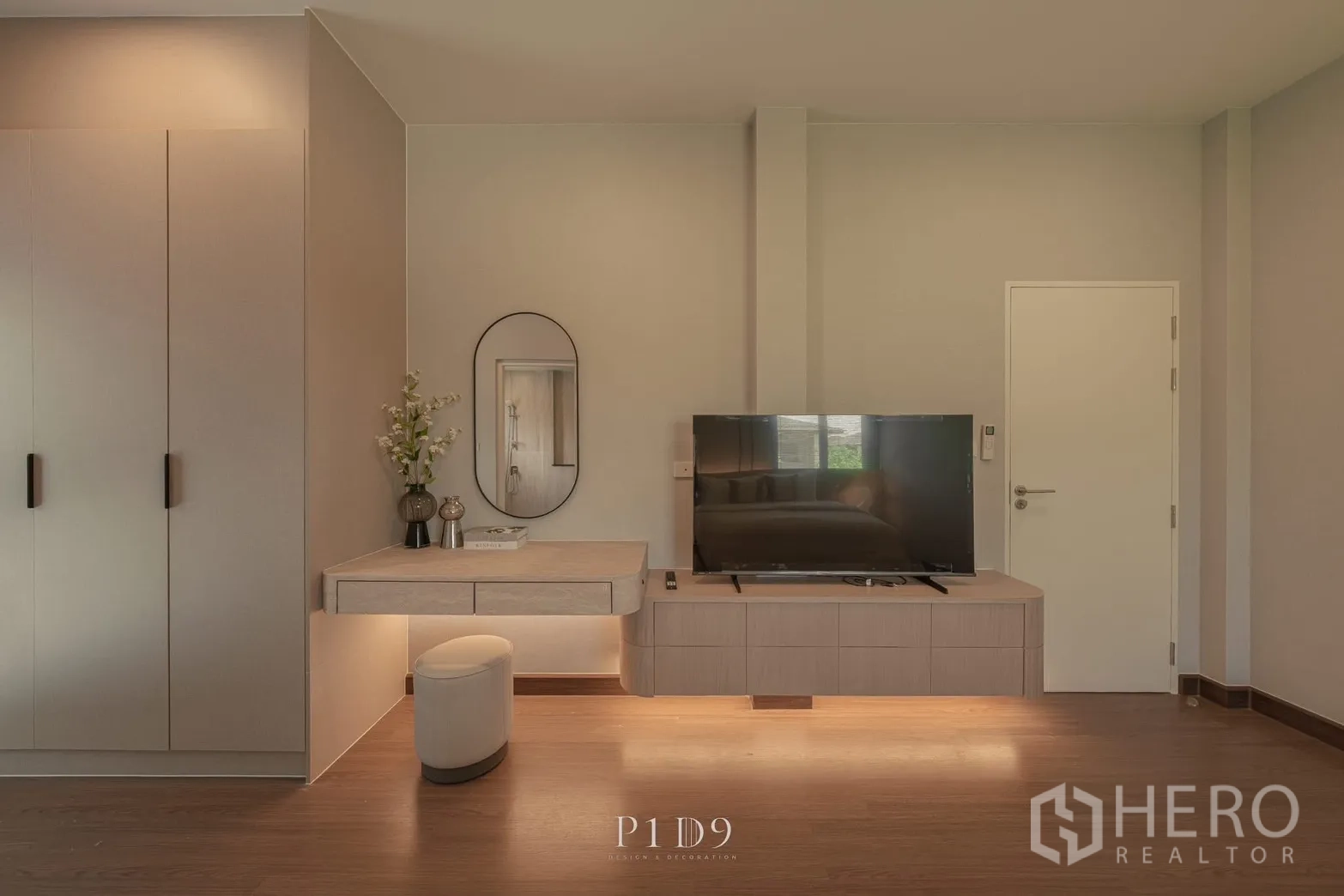 独栋房屋 for rent in Bang Phli, Samut Prakan - 卧室内有电视柜、梳妆台、衣柜与素雅装饰。