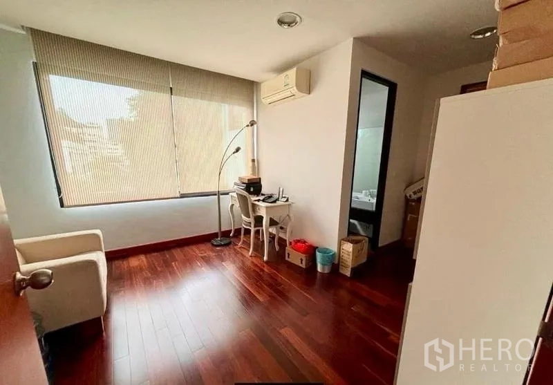 带办公室的家 出租在Watthana, Bangkok - 卧室或书房，大窗采光，木地板，带套内入口