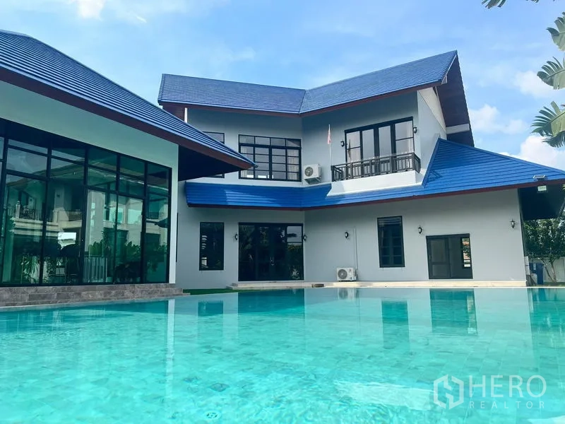 บ้าน ขายในPrawet, Bangkok - มุมมองภายนอกบ้านสองชั้นสมัยใหม่หลังคาสีน้ำเงินติดสระว่ายน้ำ