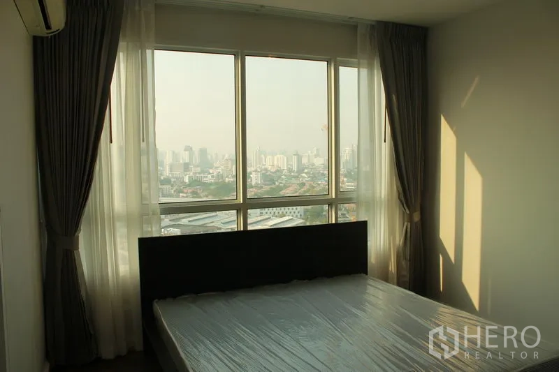 คอนโด ให้เช่าหรือขายในWatthana, Bangkok - ห้องนอนมาสเตอร์หน้าต่างเต็มผนัง มองเห็นวิวเมืองกว้าง
