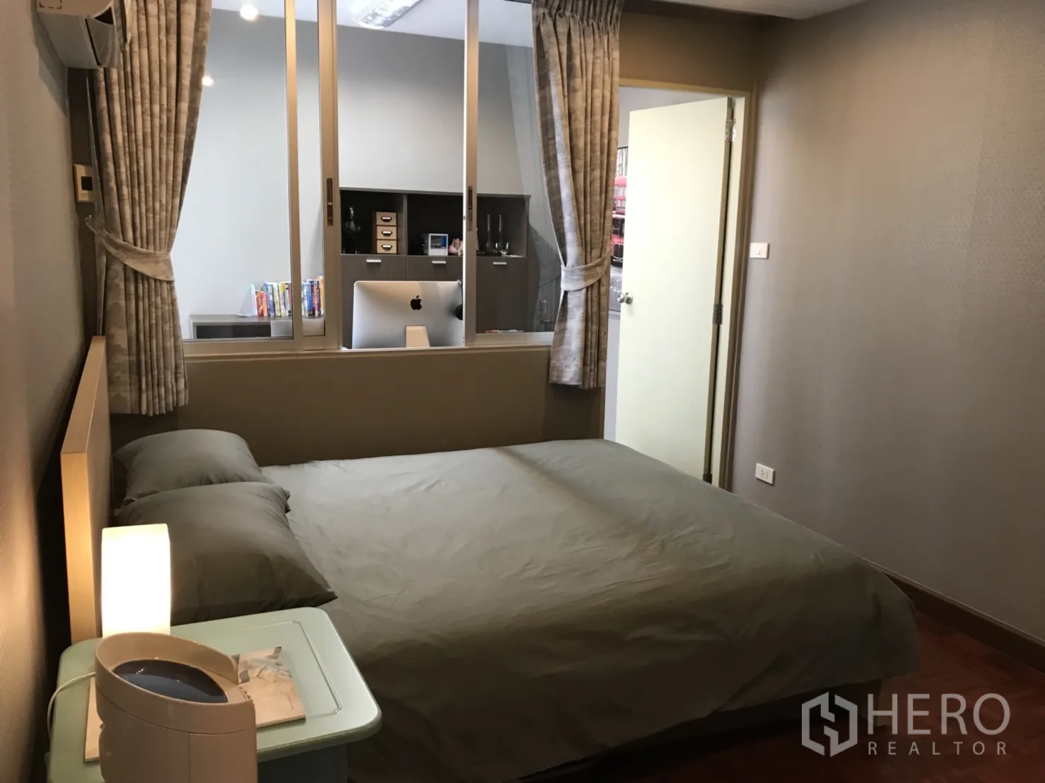 公寓 出租在Watthana, Bangkok - 第三卧室带玻璃隔断，可眺望书房区域，色调素雅。