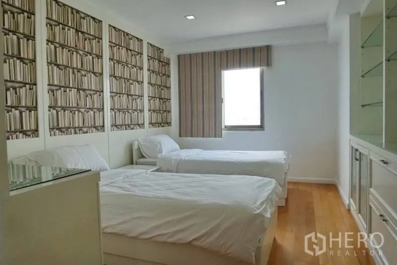 คอนโด ให้เช่าในWatthana, Bangkok - ห้องนอนแขกเตียงเดี่ยวสองเตียง ผนังลายชั้นหนังสือเป็นจุดเด่น