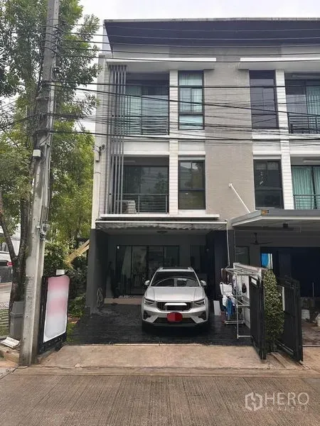 联排别墅 出售在Wang Thonglang, Bangkok - 三层联排住宅正立面，带停车位。