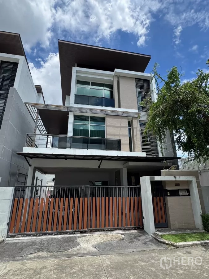 บ้าน ขาย - หน้าบ้านสไตล์โมเดิร์น 3 ชั้น มีระเบียงและโรงจอดรถพร้อมประตูรั้ว
