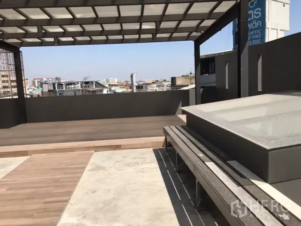 Retail Space for rent in Khlong Toei, Bangkok - Rooftop terrace with pergola and bench overlooking the city at a retail space near BTS Phra Khanong.