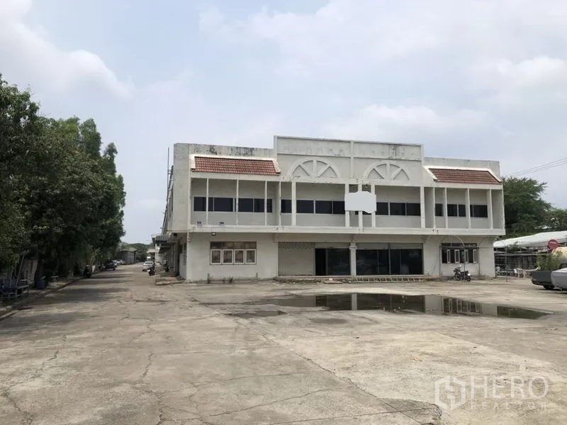 货栈 出租在Bang Kapi, Bangkok - 两层工业建筑，封闭园区内，宽阔混凝土场地与停车区，位于邦卡比。