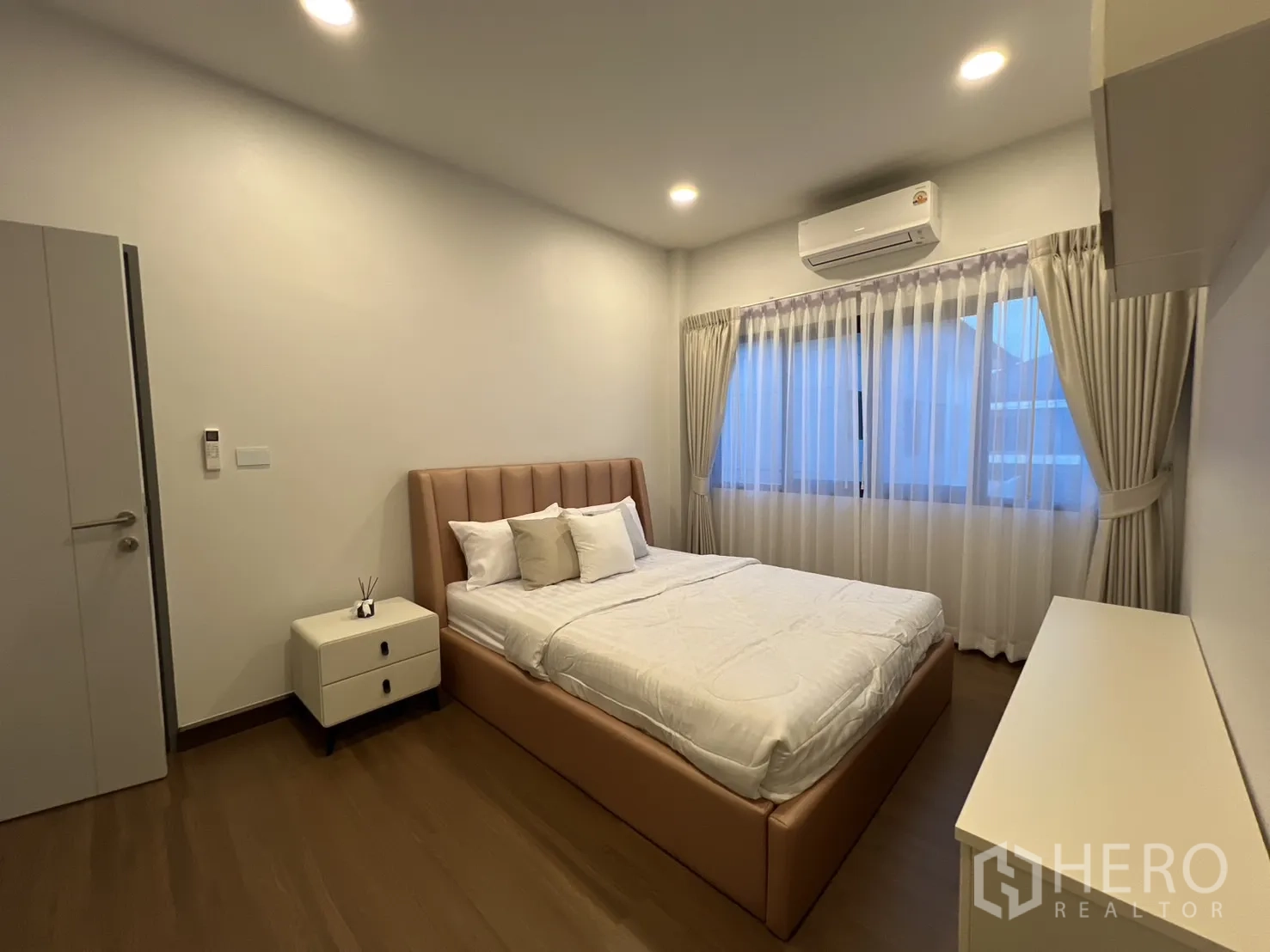 Detached House for rent in Bang Phli, Samut Prakan - Cozy bedroom with large windows, air conditioning and soft lighting.